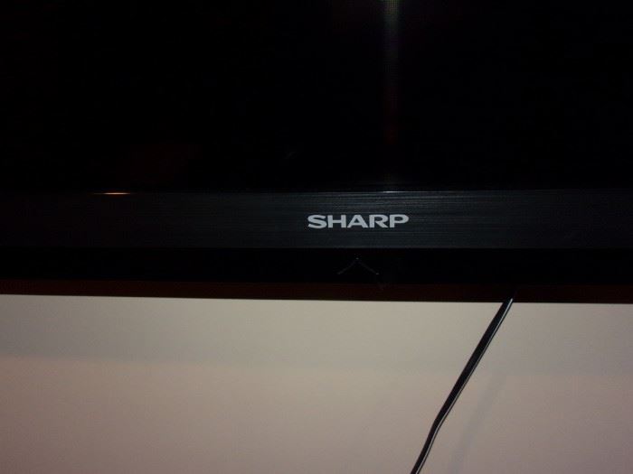Sharp flat screen tv with wall mount WIFI/HDMI/DIVX/Dolby