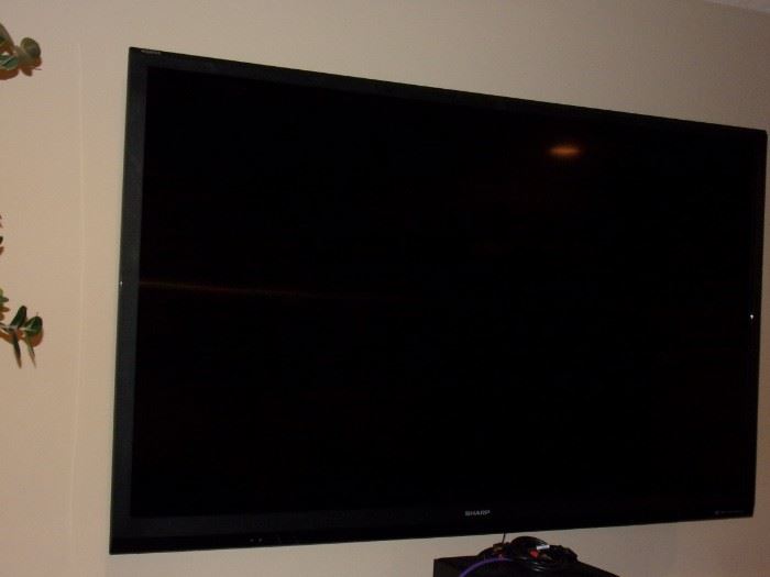 Sharp flat screen tv with wall mount WIFI/HDMI/DIVX/Dolby