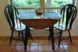 This kitchen table has 4 matching chairs