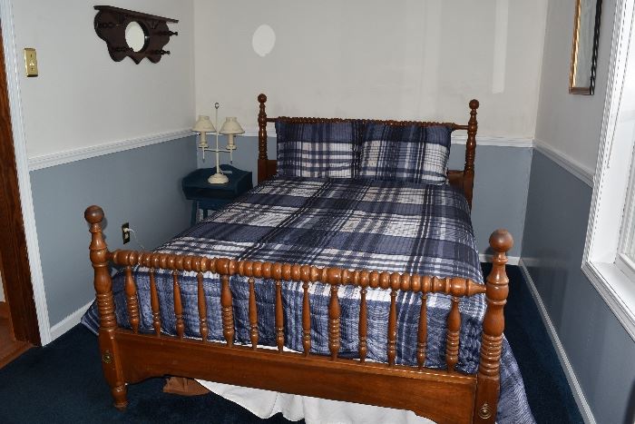 Full size antique bed