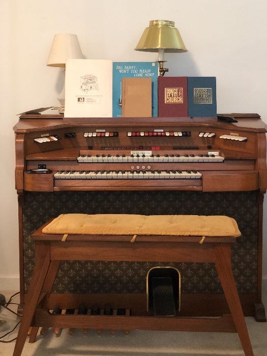 Baldwin electric organ with beautiful bench