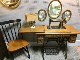 SINGER 1910-11 Sewing Machine in exquisite oak cabinet