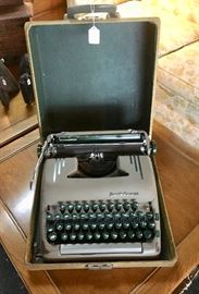 Vintage SMITH CORONA Typewriter in carrying case