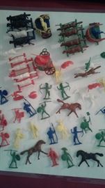 Mini soldiers-chariots-vintage