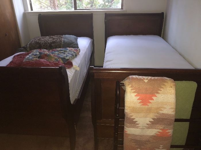 Really nice and good quality Twin Beds, almost new.
