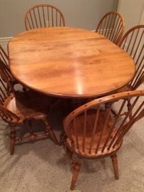 Table with leaf in forms oval