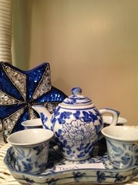 Miniature teapot; cups and tray