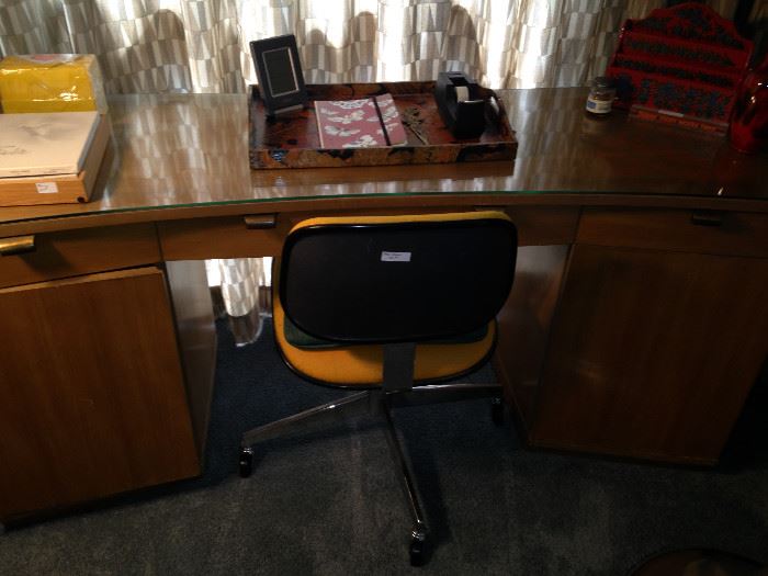 Another desk: curved and sleek . . . Mid-Century Modern 