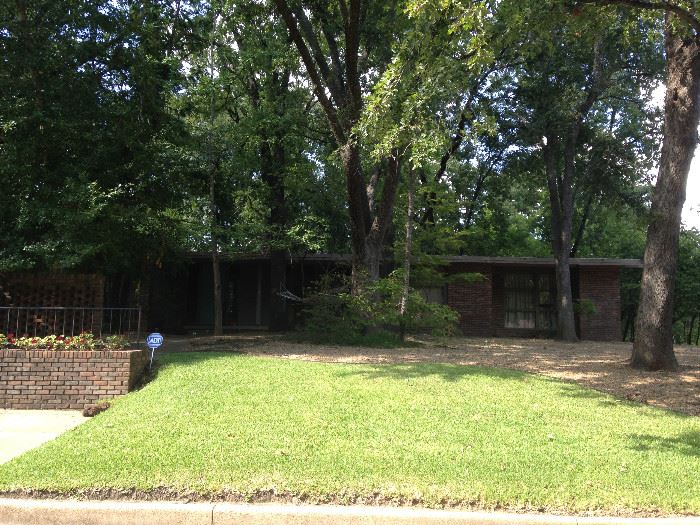 This almost 4000 sq. foot Mid-Century Modern home is for sale. It was designed by the famed architect Dave Wilcox and built in 1965.