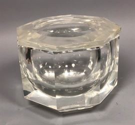 Lot 41 Modernist Faceted Lucite Ice bucket. Swivel lid. 