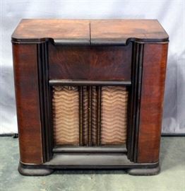 Bendix Radio Model 847B Serial #17802 And Turntable In Antique Wood Cabinet, 33.5"W x 32.5"H x 18"D