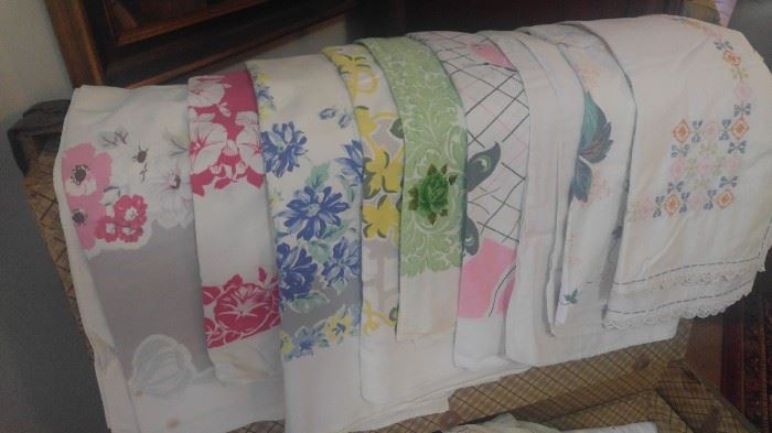 Best of the Best collection of vintage shabby chic table cloths