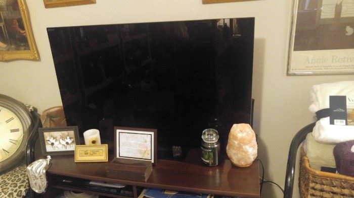 Several flat screens TVs excellent condition