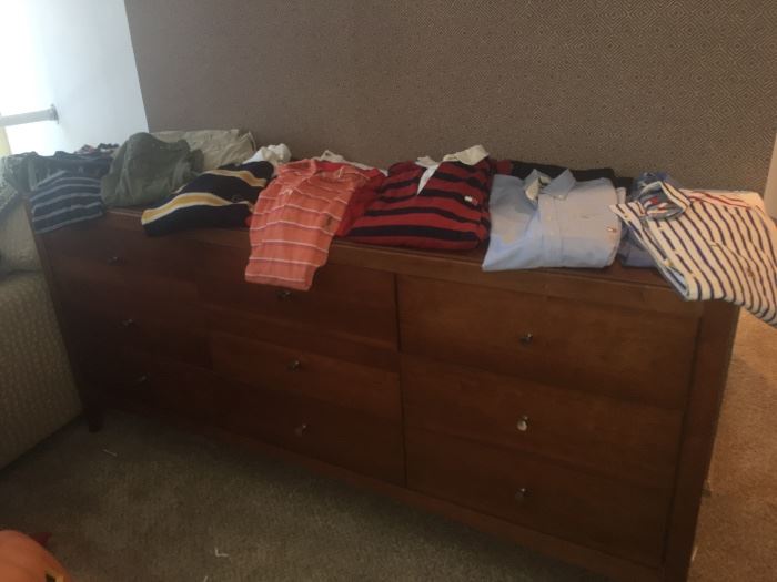 Dresser & clothes 