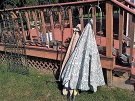 garden, lawn, shepherd hooks, trellis, umbrellas