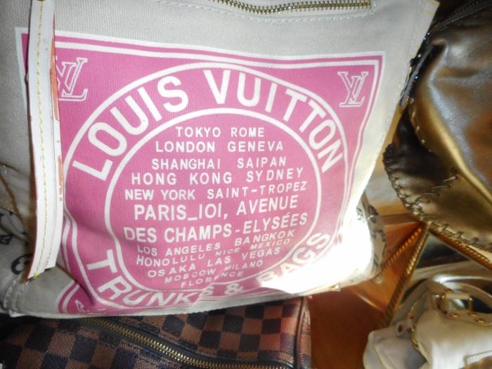 LV NOT AUTHENTIC trunk canvas denim bag..good faux though 