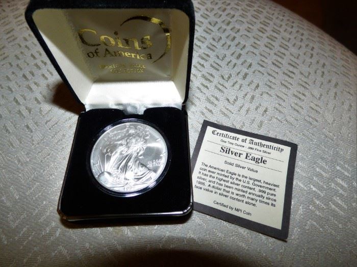 Uncirculated Silver Eagle .999 pure silver coin in presentation box & Certificate of Authenticity