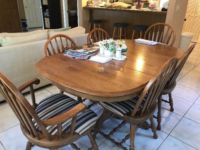 Breakfast table with 2 leaves and 6 chairs