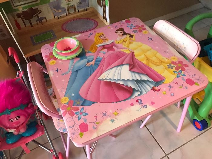 Disney Princess folding table and 2 chairs