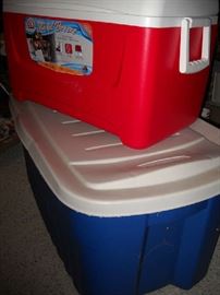 Rubbermaid large storage bin and Igloo cooler