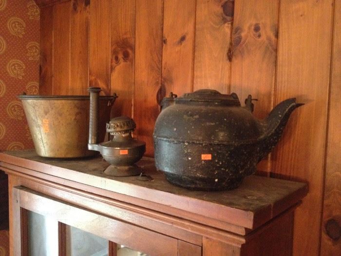 Paul Miller copper pail, oil lamp, cast iron kettle w/lid