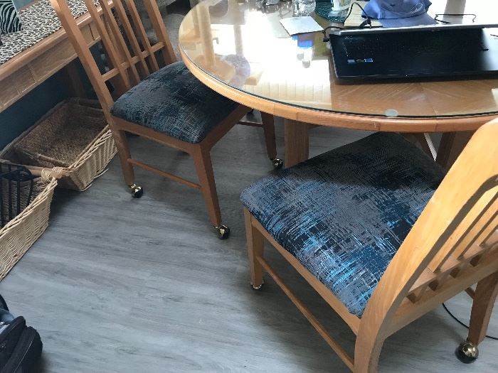 Dining room table w/caster chairs