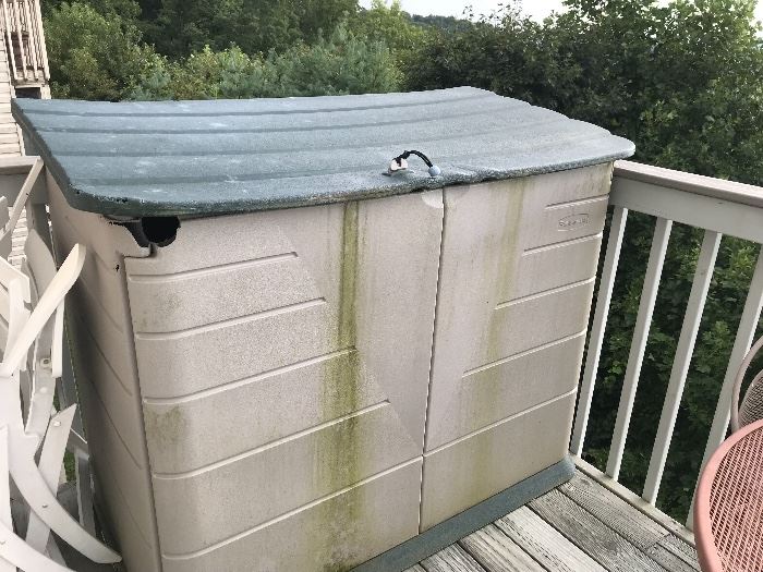 Storage box (no charge for the squirrel hole!)