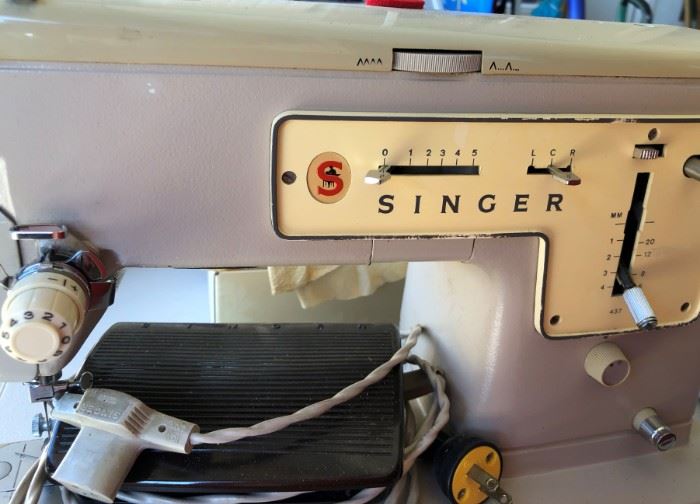Vtg Singer Sewing Machine 