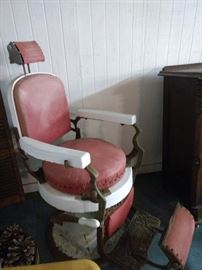 GOOD LORD LOOK AT THIS!!  What an awesome addition to a man cave!  If you are a Barber this would be so cool in your home!