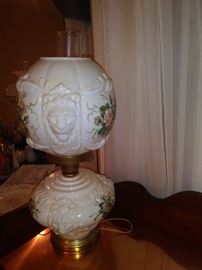 GONE WITH THE WIND VTG PUFFY LIONS HEAD FLORAL MILK-GLASS LAMP 