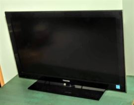 TOSHIBA HD FLAT SCREEN TV