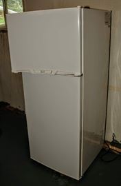 APARTMENT SIZE REFRIGERATOR