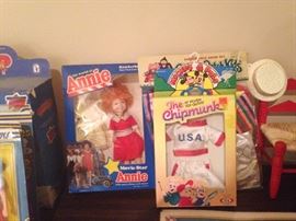 Dolls with clothes in their package. Annie, The Chipmunks, Walt Disney Micky and Mini just to name a few