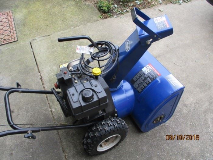 Mack 520 snow blower electric start and power drive nice