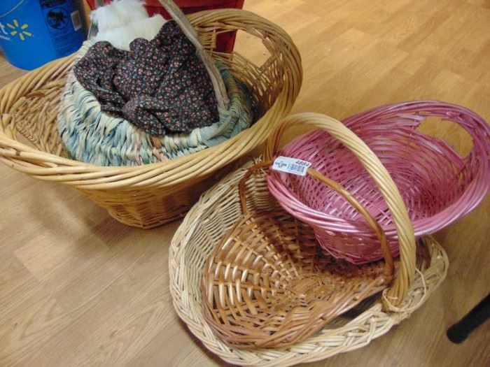 Lot of wicker baskets.