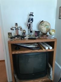 Décor and working old school tv and stand!