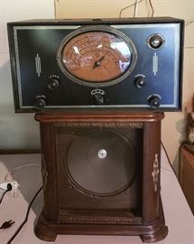Antique 4-band Tube Radio w/Wood Speaker