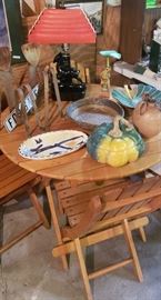 Vtg wood (maple?) round folding table w/4 folding chairs