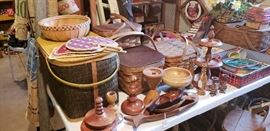 Many vintage picnic baskets