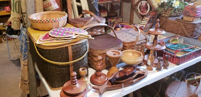Many vintage picnic baskets