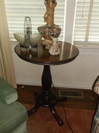 Small round table w/lamp and bride's basket