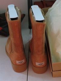 UGGS NEW IN BOX.  SIZE 10.