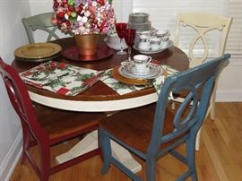 Great kitchen table with colorful chairs‼️