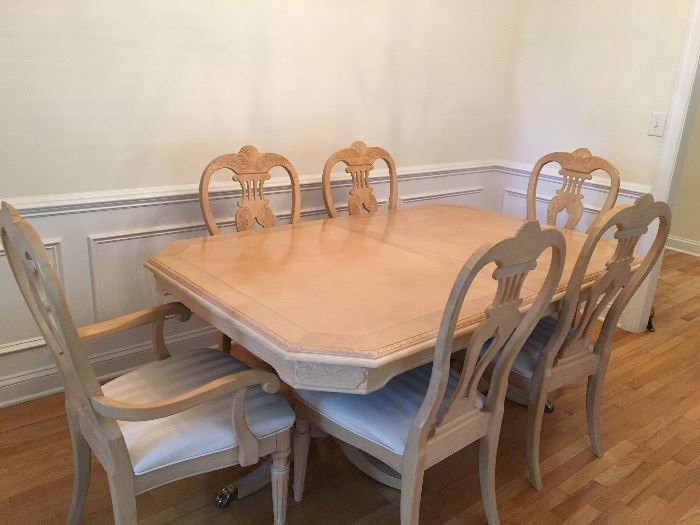 Stunning dining room table expands from 68-99” So versatile ,.  AVAILABLE FOR EARLY SALE.  $400.00.