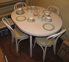A nice oval table and chairs, perfect for a breakfast nook.  
