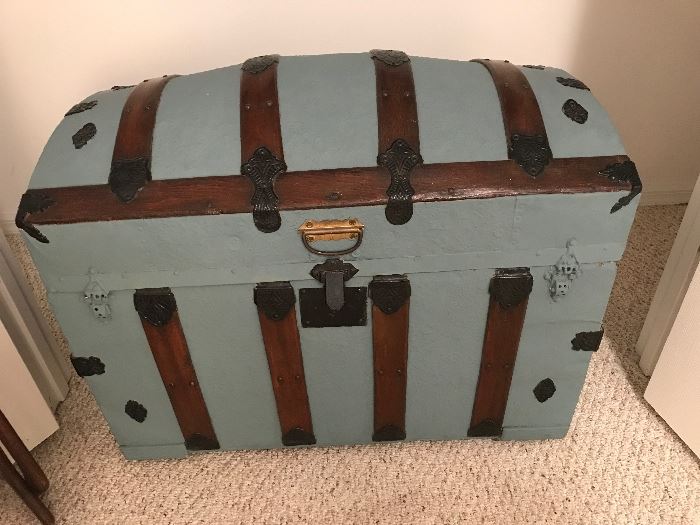 Trunk they used for ships & trains..excellent condition