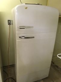 Vintage 50s Fridge.. Clean Clean Clean! 