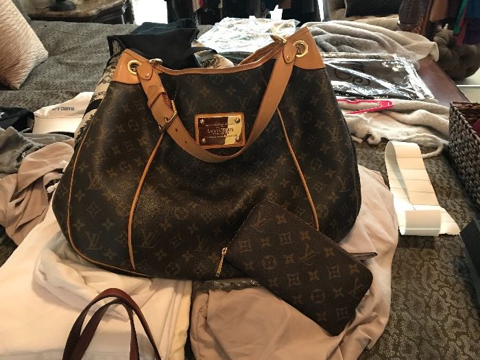 Luis Vuitton verified purse and wallet