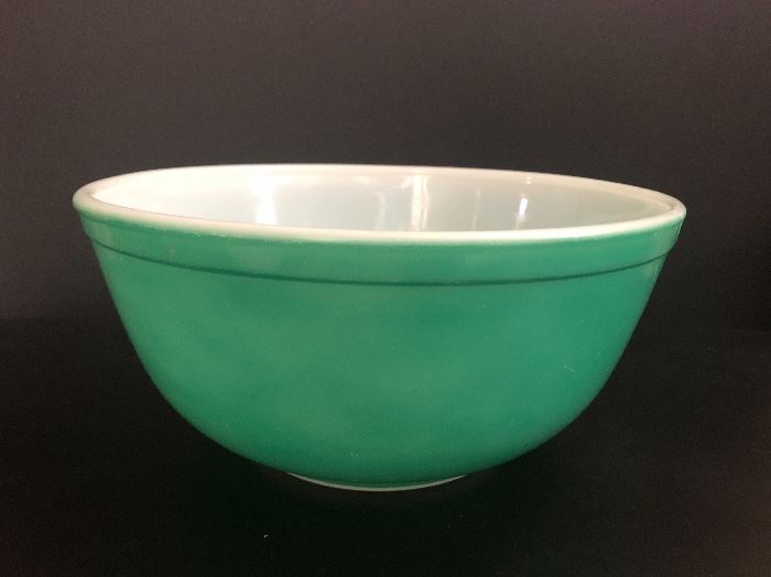 Vintage Pyrex mixing bowl. Set Up and Photo by BC