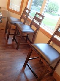 GREAT ROUND TABLE WITH 4 - CHAIRS
